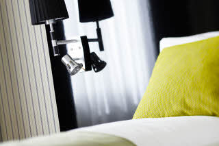 Copyright: ystein Klakegg, oystein@oysteinklakegg.no Rominteriør med seng og lampe, Scandic Bergen City
